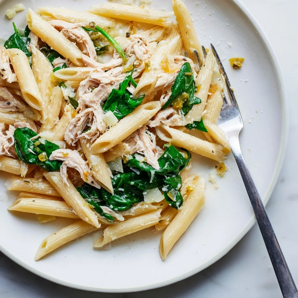 This One-Pot Creamy Spinach & Turkey Christmas Pasta features rich, creamy sauce and tender turkey.