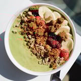 Enjoy this vibrant Gingerbread Cookie Matcha Breakfast Smoothie Bowl, layered with fresh berries and chia seeds.
